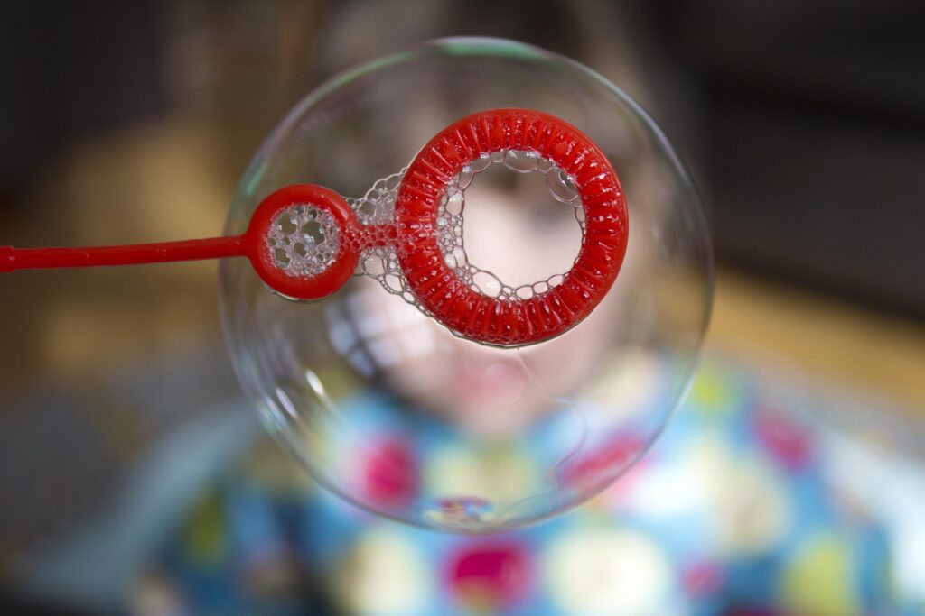 CON LOS OJOS DEL NIÑO QUE RESIDE EN TI 1 platinumportfolio soap bubble 439103 1920.jpg